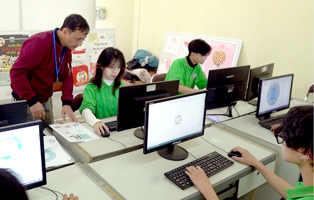 Học sinh, sinh viên nhà trường được đào tạo kiến thức, kỹ năng chuyên môn mỹ thuật thiết kế đồ họa.
